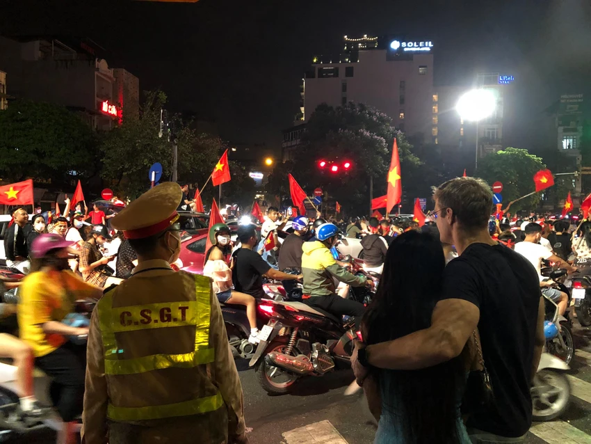 Hà Nội và rất nhiều địa phương khác trên cả nước có một đêm mất ngủ để cùng nhau ăn mừng chiến thắng của đội tuyển U-23 Việt Nam. Hà Nội và rất nhiều địa phương khác trên cả nước có một đêm mất ngủ để cùng nhau ăn mừng chiến thắng của đội tuyển U-23 Việt Nam.