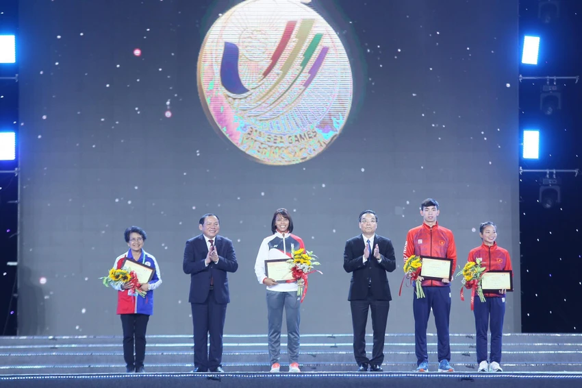 Trao thưởng cho các vận động viên xuất sắc nhất SEA Games 31. Ảnh: ANH PHƯƠNG. Trao thưởng cho các vận động viên xuất sắc nhất SEA Games 31. Ảnh: ANH PHƯƠNG.