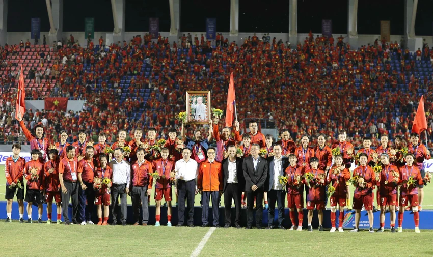 Tuyển nữ bóng đá Việt Nam vô địch SEA Games 31 có đến 8 cầu thủ, 2 HLV của Quận 1 góp công lớn. Tuyển nữ bóng đá Việt Nam vô địch SEA Games 31 có đến 8 cầu thủ, 2 HLV của Quận 1 góp công lớn.