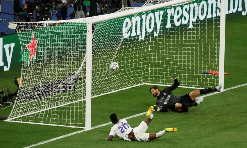 Pha dứt điểm cận thành của Vinicius như vết dao cứa vào trái tim đau khổ của cầu thủ Liverpool. Ảnh: CGI.
