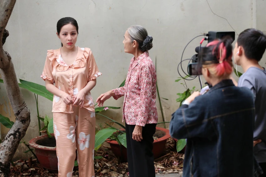 ... cùng sự kết hợp hài hòa giữa các diễn viên trẻ như Bảo Trân học hỏi lớp nghệ sĩ gạo cội. Ảnh: VŨ HOÀNG NAM.