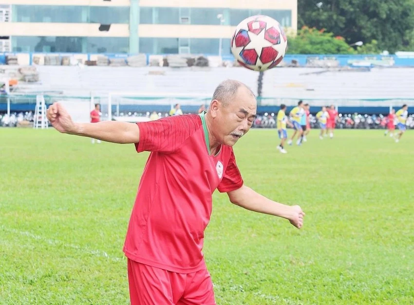 NSND Việt Anh chơi bóng đá vui nhộn mỗi cuối tuần với Hữu Nghị FC...