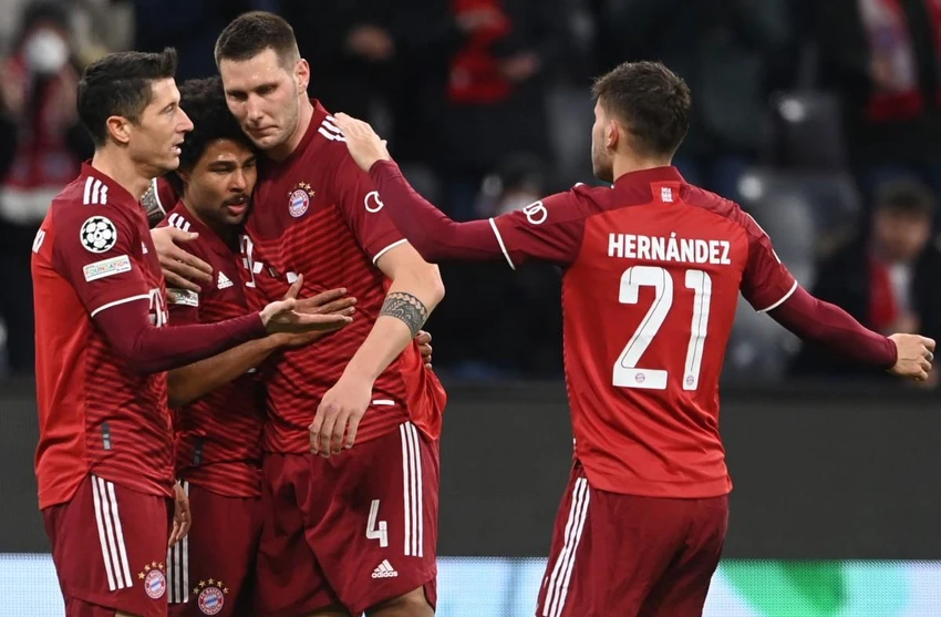Lewandowski (bìa trái) đã rất gần với Barca. Ảnh: CGI.