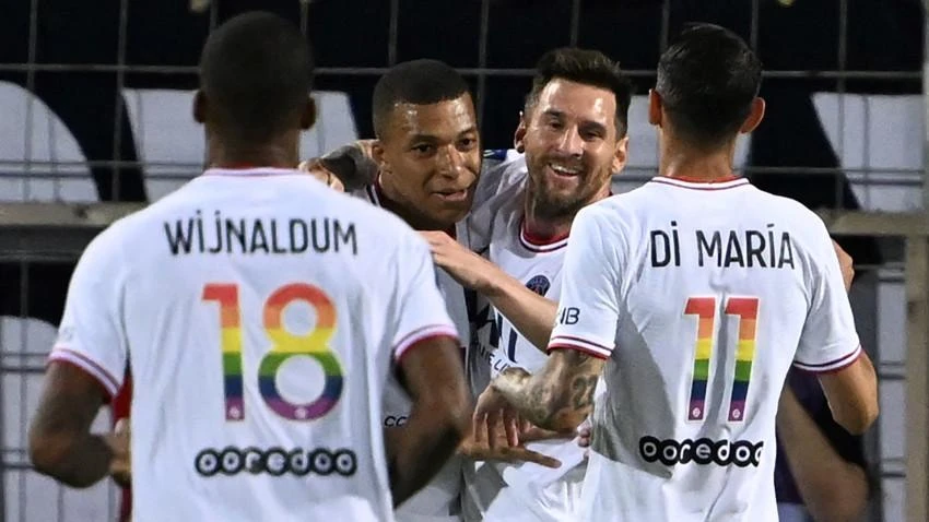 Wijnaldum lạc lõng giữa bầu trời đầy sao của PSG. Ảnh: CGI.