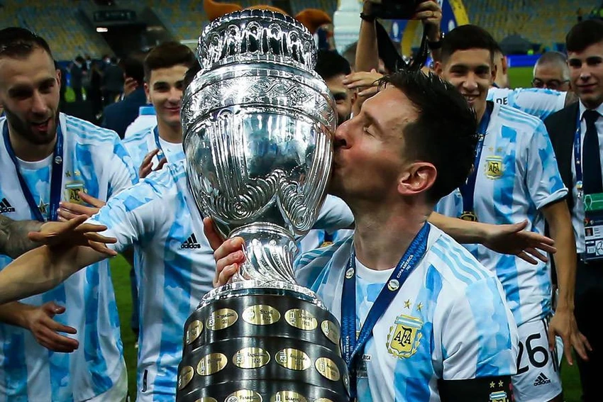 Messi lần đầu tiên giành ngôi vô địch Copa America cùng đồng đội Argentina, góp phần giúp anh lần thứ 7 giành Quả bóng vàng. Ảnh: CGI. Messi lần đầu tiên giành ngôi vô địch Copa America cùng đồng đội Argentina, góp phần giúp anh lần thứ 7 giành Quả bóng vàng. Ảnh: CGI.