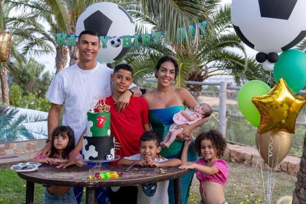 Ronaldo đang có một kỳ nghỉ dưỡng cùng gia đình của mình ở Tây Ban Nha. Ảnh: CGI. Ronaldo đang có một kỳ nghỉ dưỡng cùng gia đình của mình ở Tây Ban Nha. Ảnh: CGI.