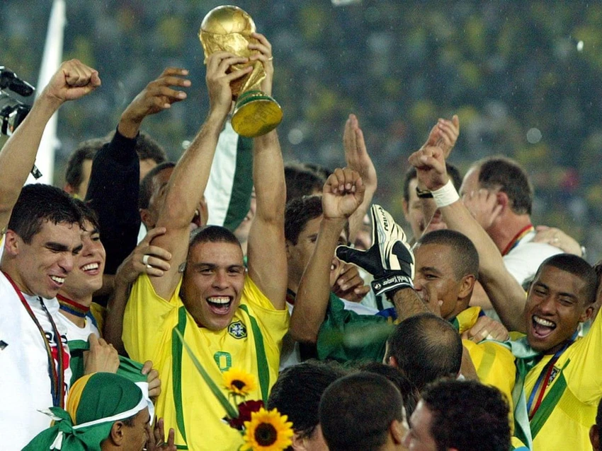 Người ngoài hành tinh Ronaldo cùng tuyển Brazil lần thứ năm đăng quang cúp thế giới. Ảnh: CGI. Người ngoài hành tinh Ronaldo cùng tuyển Brazil lần thứ năm đăng quang cúp thế giới. Ảnh: CGI.