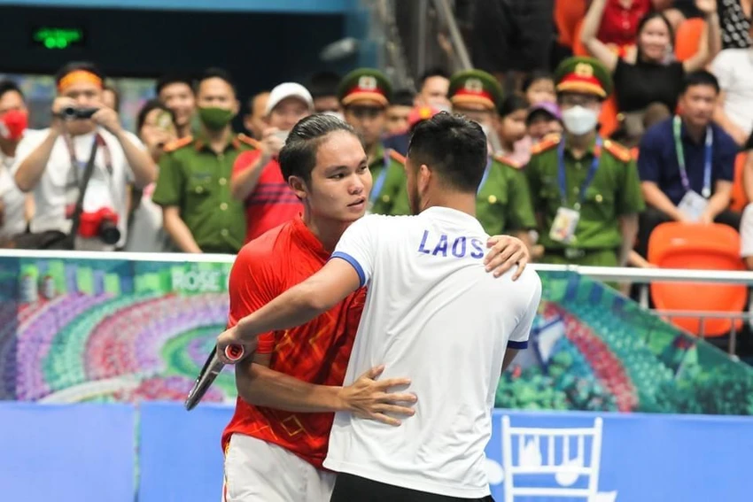 Linh Giang vượt qua tay vợt người Lào trong cơn đau vật vã. Linh Giang vượt qua tay vợt người Lào trong cơn đau vật vã.