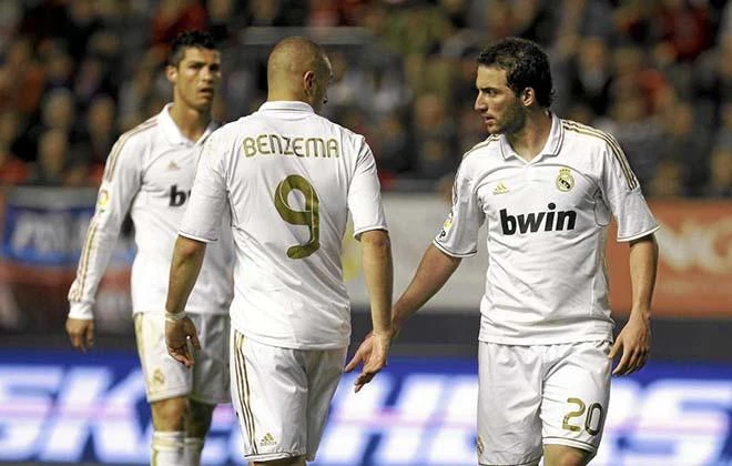 Higuain ban đầu có cảm giác lạc lõng trong đội hình toàn sao. Ảnh: CGI.