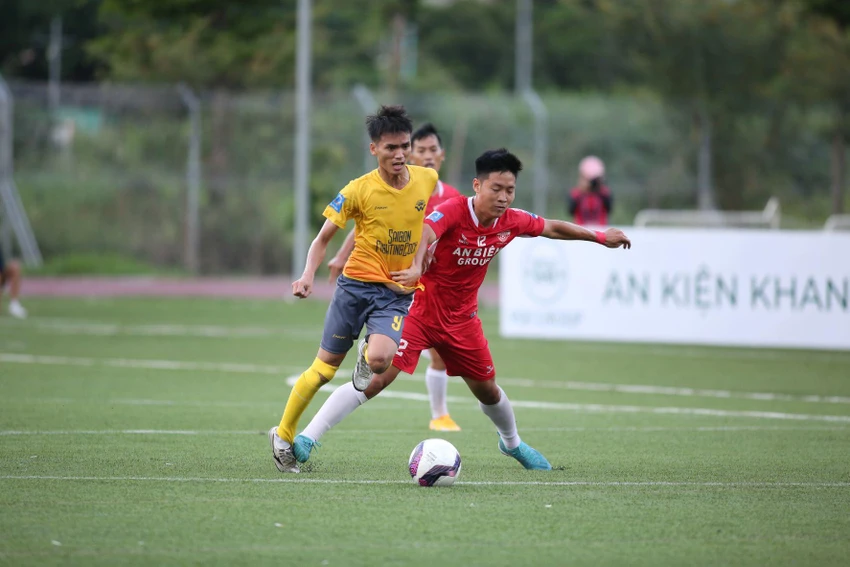 Tân binh An Biên có màn ra mắt thuận lợi trong cuộc đua đường dài với chiến thắng SFC W-Team 1-0. Tân binh An Biên có màn ra mắt thuận lợi trong cuộc đua đường dài với chiến thắng SFC W-Team 1-0.