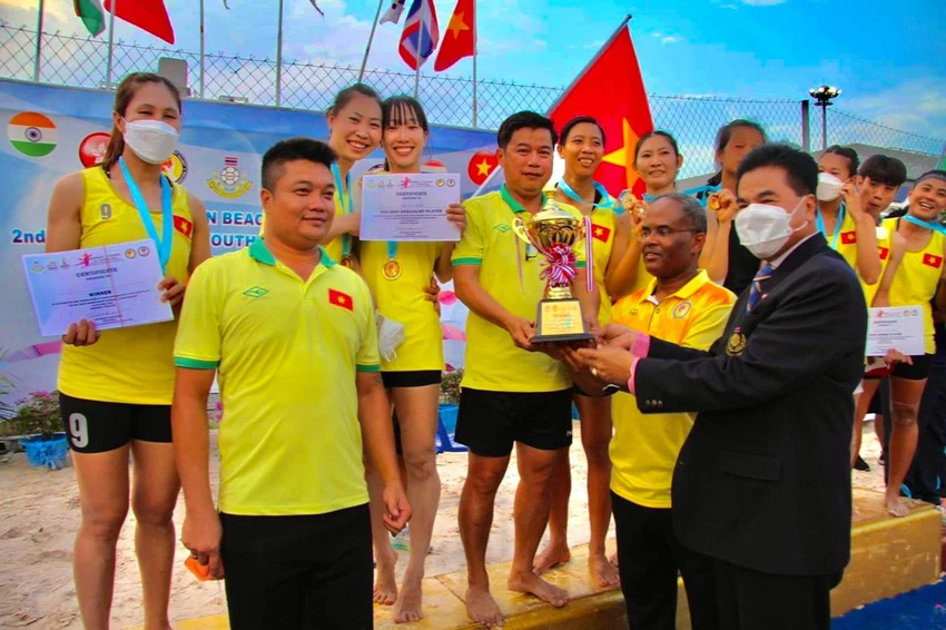 HLV Nguyễn Thái Hòa góp công giúp đội tuyển bóng ném nữ bãi biển Việt Nam vô địch châu Á, nhưng chuẩn bị sang Mỹ thi đấu thì không có tên nhưng lại có thêm quan chức thay vào. Ảnh: TD. HLV Nguyễn Thái Hòa góp công giúp đội tuyển bóng ném nữ bãi biển Việt Nam vô địch châu Á, nhưng chuẩn bị sang Mỹ thi đấu thì không có tên nhưng lại có thêm quan chức thay vào. Ảnh: TD.