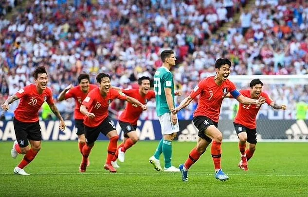Son Heung-min ăn mừng cùng đồng đội Hàn Quốc khi sút thủng lưới tuyển Đức và biến họ thành cựu vương thế giới. Ảnh: CGI.