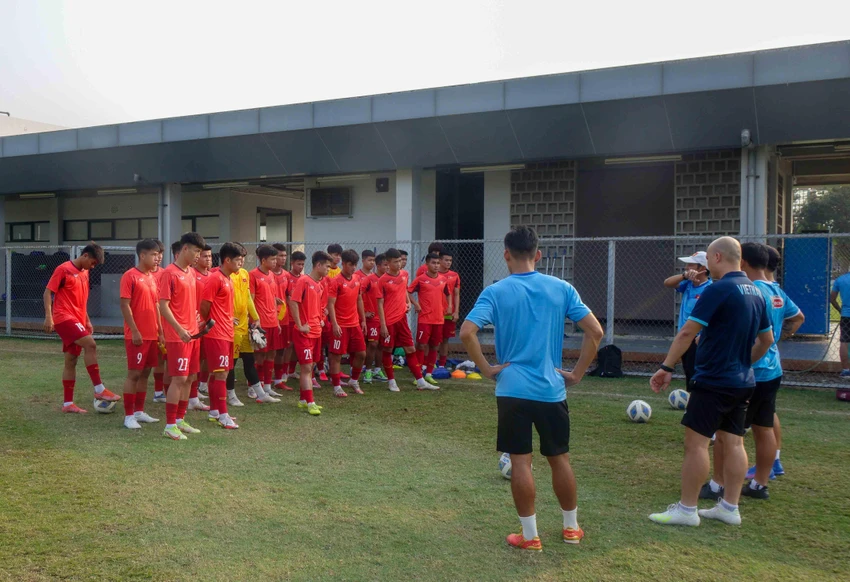 HLV Đinh Thế Nam và các cộng sự dặn dò cầu thủ U-19 Việt Nam không nên có tư tưởng chủ hòa Thái Lan. Ảnh: VFF.
