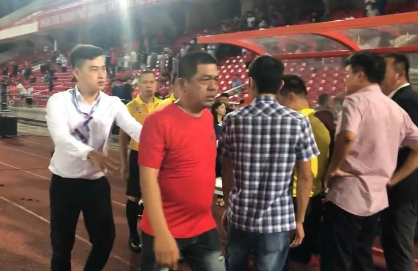 Người đàn ông mặc áo đỏ sau khi phun nước bọt vào mặt trọng tài... Người đàn ông mặc áo đỏ sau khi phun nước bọt vào mặt trọng tài...
