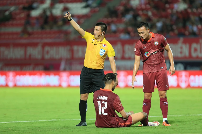 ... sau trận Hải Phòng thắng Bình Định 3-1 trong khi trọng tài Hoàng Ngọc Hà điều khiển trận đấu không có sai phạm. Ảnh: ANH THỎA. ... sau trận Hải Phòng thắng Bình Định 3-1 trong khi trọng tài Hoàng Ngọc Hà điều khiển trận đấu không có sai phạm. Ảnh: ANH THỎA.