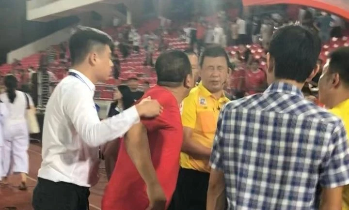 Sau trận đấu, ông Dũng tiến đến nơi làm việc của tổ trọng tài bất ngờ túm cổ áo rồi phun nước bọt vào mặt trọng tài Hoàng Ngọc Hà... Sau trận đấu, ông Dũng tiến đến nơi làm việc của tổ trọng tài bất ngờ túm cổ áo rồi phun nước bọt vào mặt trọng tài Hoàng Ngọc Hà...