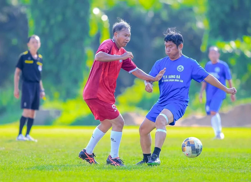 Cả hai đội cống hiến những màn trình diễn nhộn nhịp và bất phân thắng bại với tỉ số 2-2. Cả hai đội cống hiến những màn trình diễn nhộn nhịp và bất phân thắng bại với tỉ số 2-2.