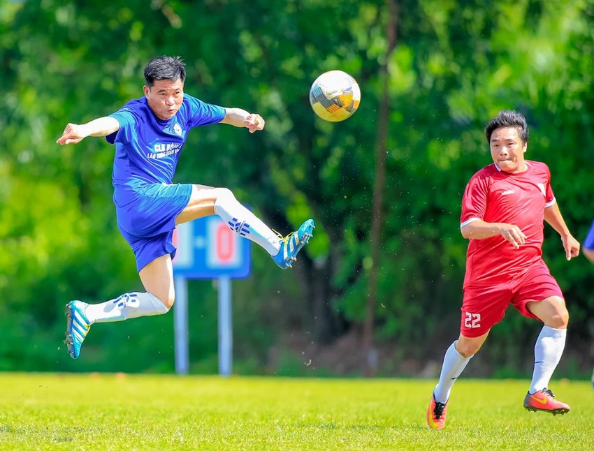 Cuộc đấu giữa Cựu tuyển thủ TP.HCM và Lão tướng Bình Tân với tiêu chí vui - khỏe đầy ắp tiếng cười và không thiếu những pha bóng đẹp. Cuộc đấu giữa Cựu tuyển thủ TP.HCM và Lão tướng Bình Tân với tiêu chí vui - khỏe đầy ắp tiếng cười và không thiếu những pha bóng đẹp.