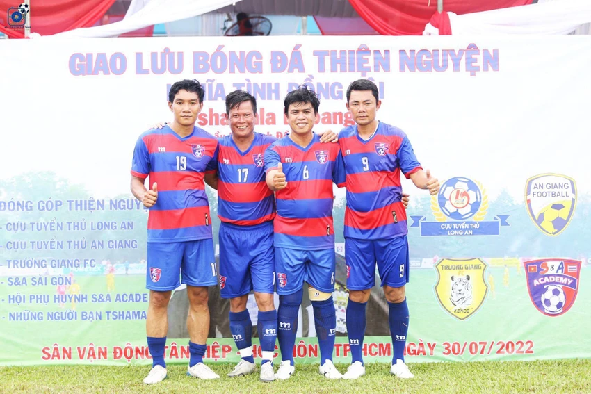 S&A Sài Gòn và Hội phụ huynh S&A Academy vui vẻ giúp đỡ cựu cầu thủ ngoại sớm ổn định cuộc sống sau khi thay khớp háng. S&A Sài Gòn và Hội phụ huynh S&A Academy vui vẻ giúp đỡ cựu cầu thủ ngoại sớm ổn định cuộc sống sau khi thay khớp háng.