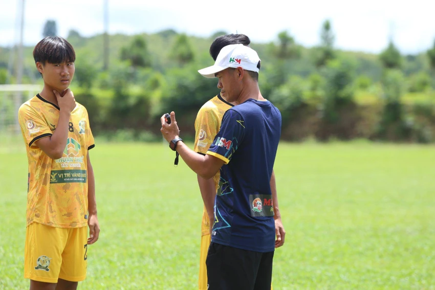 Trợ lý của ông Park Hang-seo tại SEA Games 31 - HLV Chu Ngọc Cảnh có nhiều kinh nghiệm giúp các học trò chinh chiến ở giải hạng Ba quốc gia...