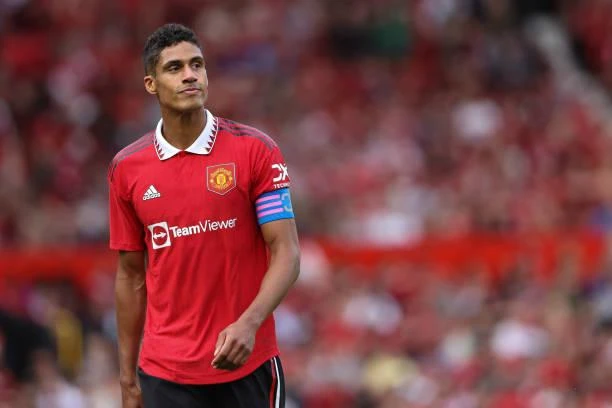 HLV ten Hag đã chọn Varane mang băng thủ quân MU thay vì Ronaldo, trong lúc không có Maguire. Ảnh: CGI.