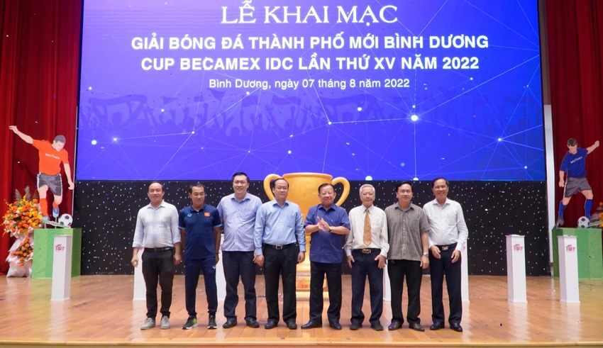 Các đại biểu khai mạc giải bóng đá quy mô của tỉnh Bình Dương. Ảnh: CCT. Các đại biểu khai mạc giải bóng đá quy mô của tỉnh Bình Dương. Ảnh: CCT.
