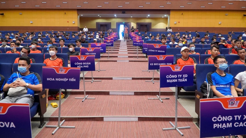 Có đến 128 đội bóng đại diện cho các doanh nghiệp tham gia Cúp Becamex IDC. Ảnh: CCT. Có đến 128 đội bóng đại diện cho các doanh nghiệp tham gia Cúp Becamex IDC. Ảnh: CCT.