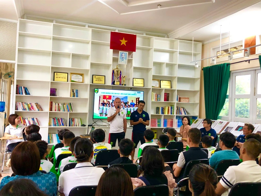 Thầy Giôm hạnh phúc với lứa học trò mới vừa trải qua những bài kiểm tra quan trọng cho hành trình trở thành cầu thủ chuyên nghiệp. Thầy Giôm hạnh phúc với lứa học trò mới vừa trải qua những bài kiểm tra quan trọng cho hành trình trở thành cầu thủ chuyên nghiệp.