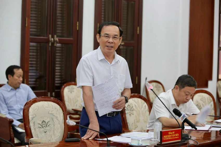 Bí thư Nguyễn Văn Nên mong hai đội bóng của TP.HCM không rớt hạng cuối mùa. Ảnh: ANH PHƯƠNG. Bí thư Nguyễn Văn Nên mong hai đội bóng của TP.HCM không rớt hạng cuối mùa. Ảnh: ANH PHƯƠNG.