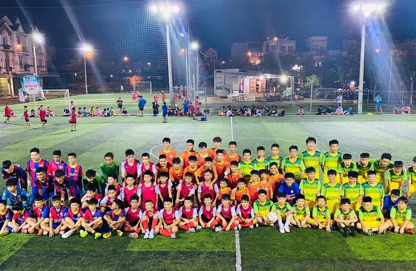 Trung tâm bóng đá cộng đồng Sola hào hứng tranh tài với lứa U-13 Bình Định. Thầy và trò được sống trong không khí bóng đá, tiếp nối đam mê! Trung tâm bóng đá cộng đồng Sola hào hứng tranh tài với lứa U-13 Bình Định. Thầy và trò được sống trong không khí bóng đá, tiếp nối đam mê!