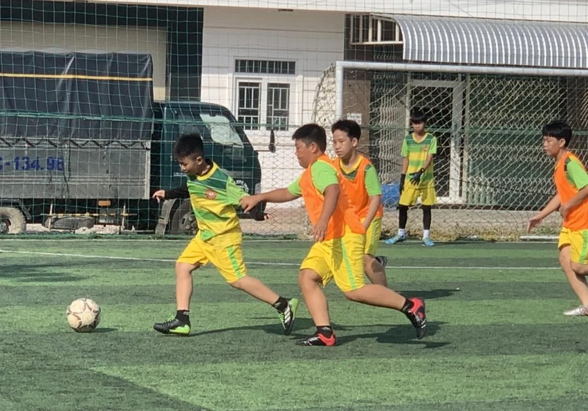 Có hơn 100 em nhỏ chuyên cần rèn luyện với ước mơ một ngày nào đó trở thành cầu thủ bóng đá chuyên nghiệp. Có hơn 100 em nhỏ chuyên cần rèn luyện với ước mơ một ngày nào đó trở thành cầu thủ bóng đá chuyên nghiệp.