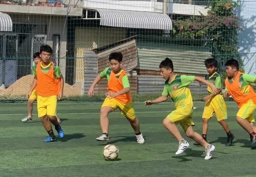 Sau khi giải nghệ và tốt nghiệp cử nhân Quản trị kinh doanh, Lê Thanh Phương và đồng đội Nguyễn Văn Hiển mong muốn chia sẻ tình yêu bóng đá cho các em nhỏ dưới 13 tuổi của tỉnh nhà. Sau khi giải nghệ và tốt nghiệp cử nhân Quản trị kinh doanh, Lê Thanh Phương và đồng đội Nguyễn Văn Hiển mong muốn chia sẻ tình yêu bóng đá cho các em nhỏ dưới 13 tuổi của tỉnh nhà.