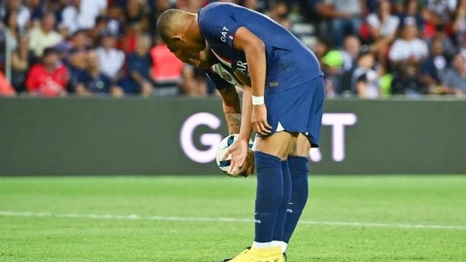 Tiền đạo người Pháp nói nhỏ với đàn anh trong 5 giây để sút phạt đền nhưng bị Neymar từ chối. Ảnh: CGI. Tiền đạo người Pháp nói nhỏ với đàn anh trong 5 giây để sút phạt đền nhưng bị Neymar từ chối. Ảnh: CGI.