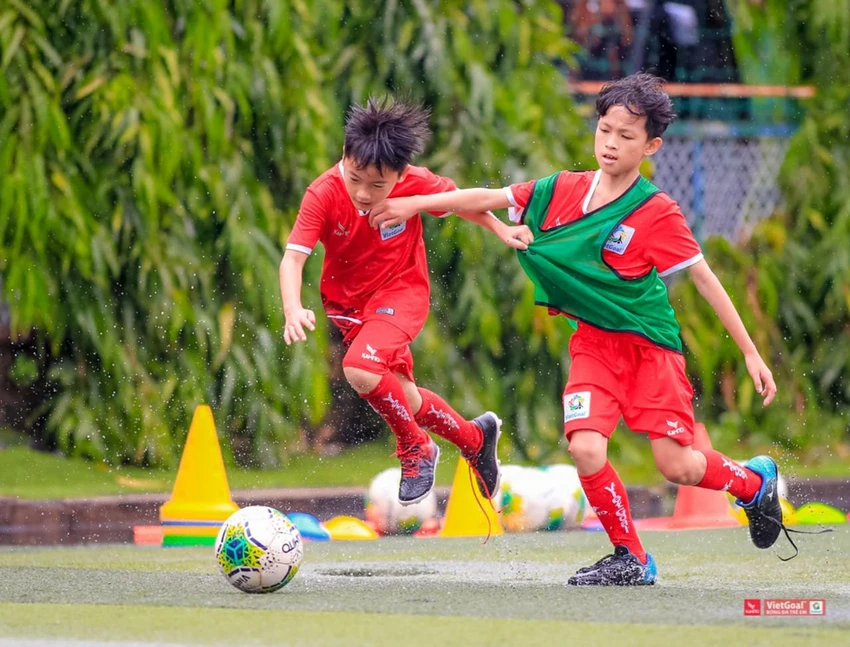 Có đến 10.000 trẻ em đam mê bóng đá tại hơn 100 địa điểm huấn luyện của VietGoal. Có đến 10.000 trẻ em đam mê bóng đá tại hơn 100 địa điểm huấn luyện của VietGoal.