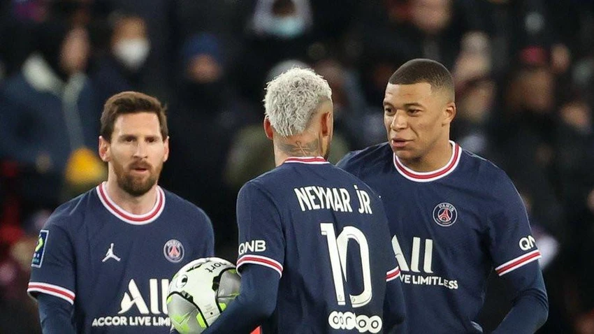 Mbappe không hài lòng với đàn anh Neymar khi không nhường quả phạt đền thứ hai. Ảnh: CGI.