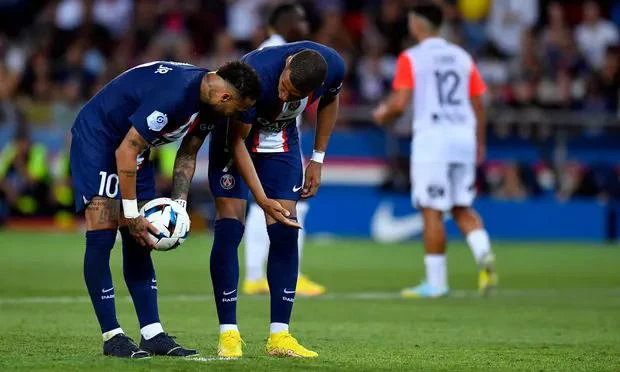 Neymar và Mbappe đang có mâu thuẫn nhỏ trong việc ai là người ưu tiên sút penalty. Ảnh: CGI.