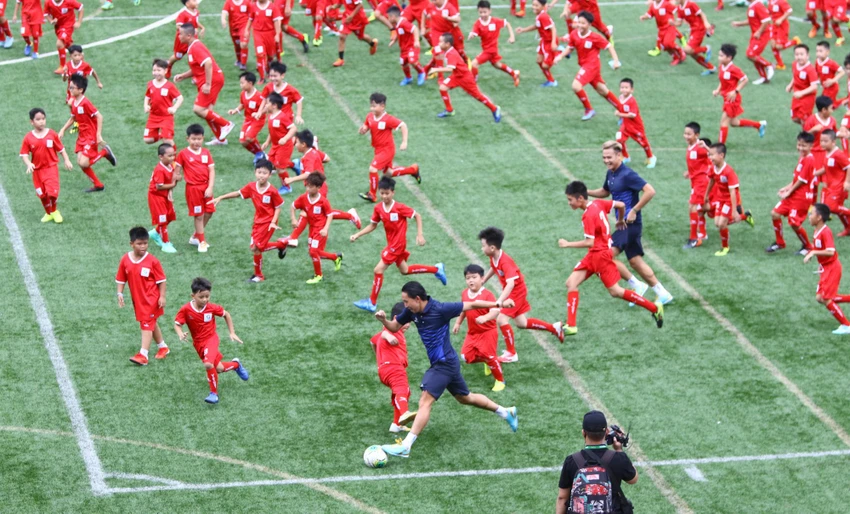 Nghiêm Xuân Tú không có đường thoát giữa rừng hậu vệ rất chăm chú theo từng pha bóng của đối phương. Nghiêm Xuân Tú không có đường thoát giữa rừng hậu vệ rất chăm chú theo từng pha bóng của đối phương.