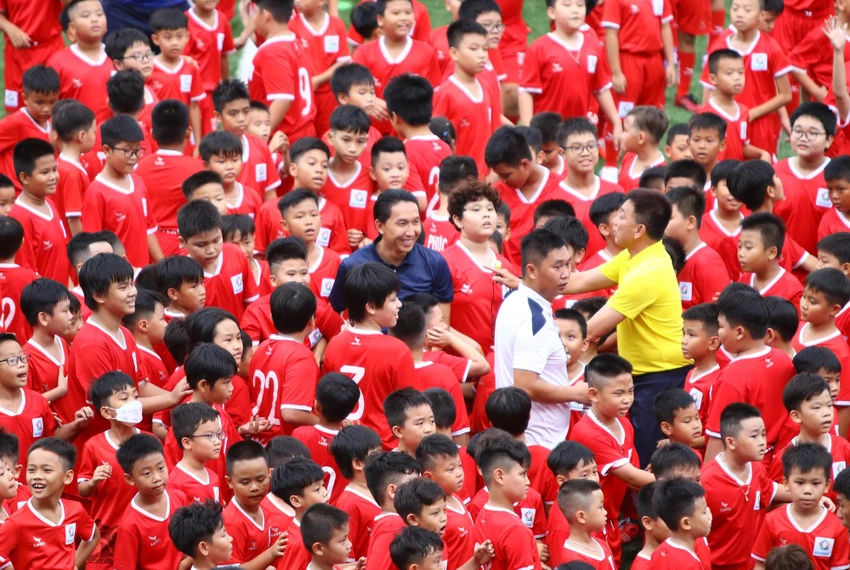 ... đến trọng tài Võ Minh Trí cũng vã mồ hôi hột cùng Nghiêm Xuân Tú, Giám đốc VietGoal Nguyễn Hoài Nam chịu thua các em nhỏ. ... đến trọng tài Võ Minh Trí cũng vã mồ hôi hột cùng Nghiêm Xuân Tú, Giám đốc VietGoal Nguyễn Hoài Nam chịu thua các em nhỏ.