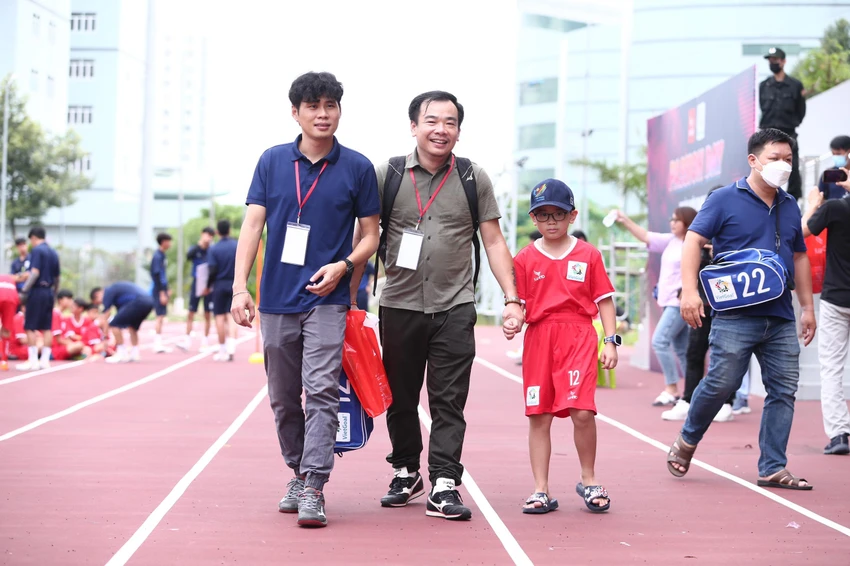 Những ông bố trẻ đưa bé đến sân bóng cũng phấn khích và hồi hộp không kém con trai... Những ông bố trẻ đưa bé đến sân bóng cũng phấn khích và hồi hộp không kém con trai...