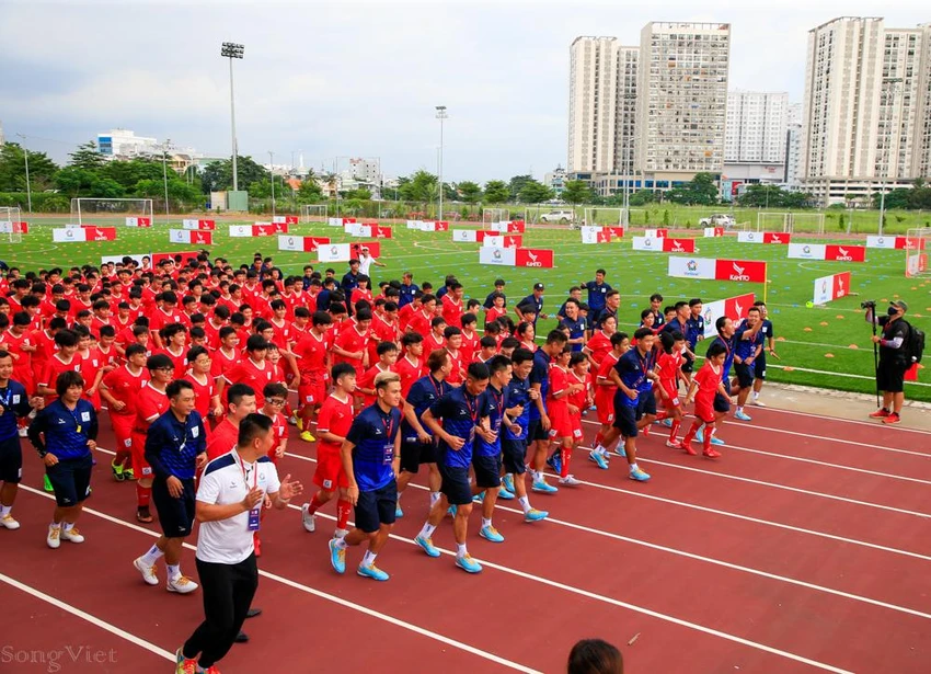 Màn chạy khởi động ấn tượng giữa các tuyển thủ và học viên Trung tâm VietGoal... Màn chạy khởi động ấn tượng giữa các tuyển thủ và học viên Trung tâm VietGoal...
