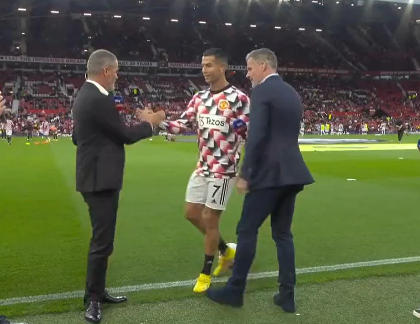 Ronaldo làm ngơ Carragher trong khi cố tình chào hỏi những người khác. Ảnh: CGI. Ronaldo làm ngơ Carragher trong khi cố tình chào hỏi những người khác. Ảnh: CGI.