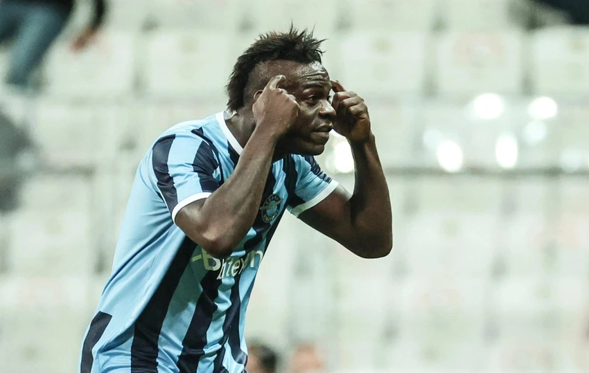 Balotelli chứng nào tật nấy khi vừa gây gổ với HLV của mình. Ảnh: CGI. Balotelli chứng nào tật nấy khi vừa gây gổ với HLV của mình. Ảnh: CGI.