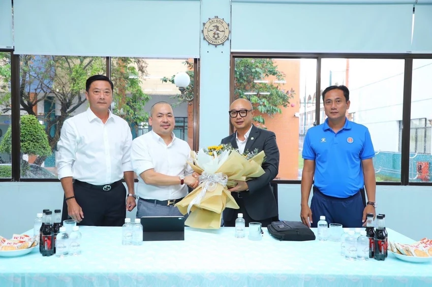Ông Trần Hòa Bình tặng hoa chúc mừng tân Chủ tịch Sài Gòn FC, sau khi mời HLV Lê Huỳnh Đức về làm Giám đốc kỹ thuật... Ông Trần Hòa Bình tặng hoa chúc mừng tân Chủ tịch Sài Gòn FC, sau khi mời HLV Lê Huỳnh Đức về làm Giám đốc kỹ thuật...