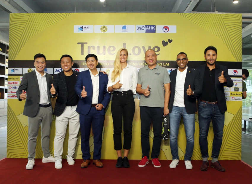 Các ngôi sao bóng đá và giải trí Việt Nam sẽ thi đấu với cựu ngôi sao Dortmund gây quỹ từ thiện vào ngày 28-9 trên sân Thống Nhất. Các ngôi sao bóng đá và giải trí Việt Nam sẽ thi đấu với cựu ngôi sao Dortmund gây quỹ từ thiện vào ngày 28-9 trên sân Thống Nhất.