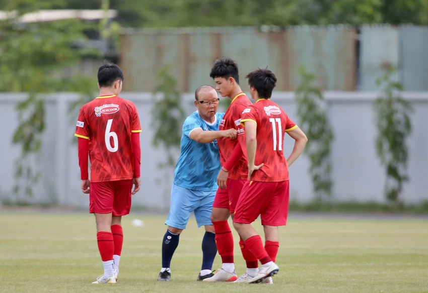 Ông thầy người Hàn Quốc cho gọi nhiều gương mặt mới lên tuyển thử thách cho chiến dịch AFF Cup vào cuối năm nay. Ông thầy người Hàn Quốc cho gọi nhiều gương mặt mới lên tuyển thử thách cho chiến dịch AFF Cup vào cuối năm nay.
