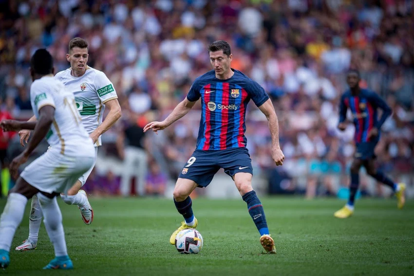 Lewandowski đang "phất" trong màu áo mới Barca. Ảnh: CGI.