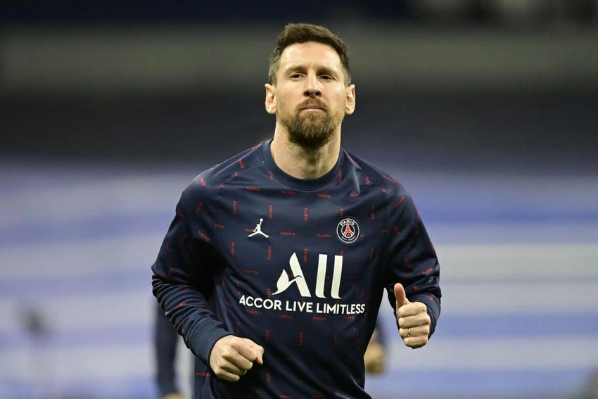 Barca muốn có trở lại công thần cũ Messi từ đối thủ PSG. Ảnh: CGI.