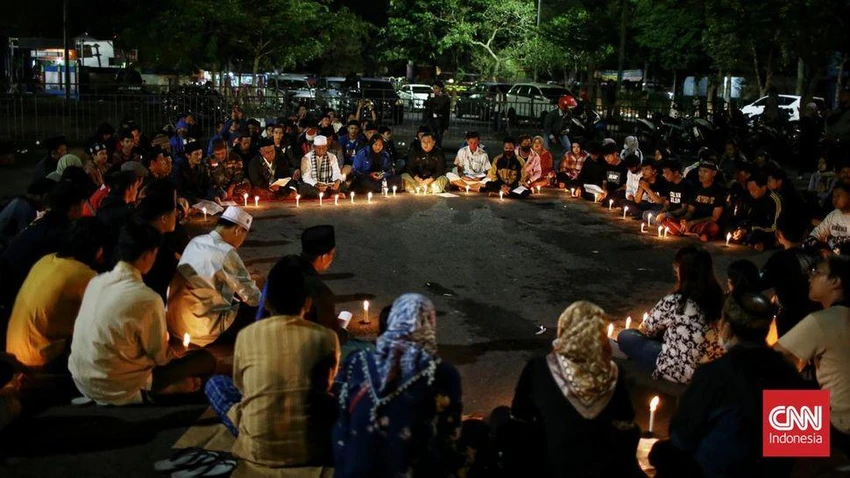 Cầu nguyện cho những nạn nhân xấu số trong bi kịch Kanjuruhan. Ảnh: CNN Indo. Cầu nguyện cho những nạn nhân xấu số trong bi kịch Kanjuruhan. Ảnh: CNN Indo.