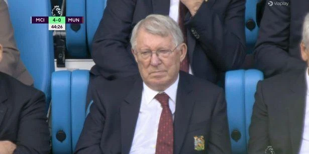 Sir Alex Ferguson buồn bã sau chỉ hiệp một, đội bóng cũ của ông bị vùi dập tan nát 4-0...