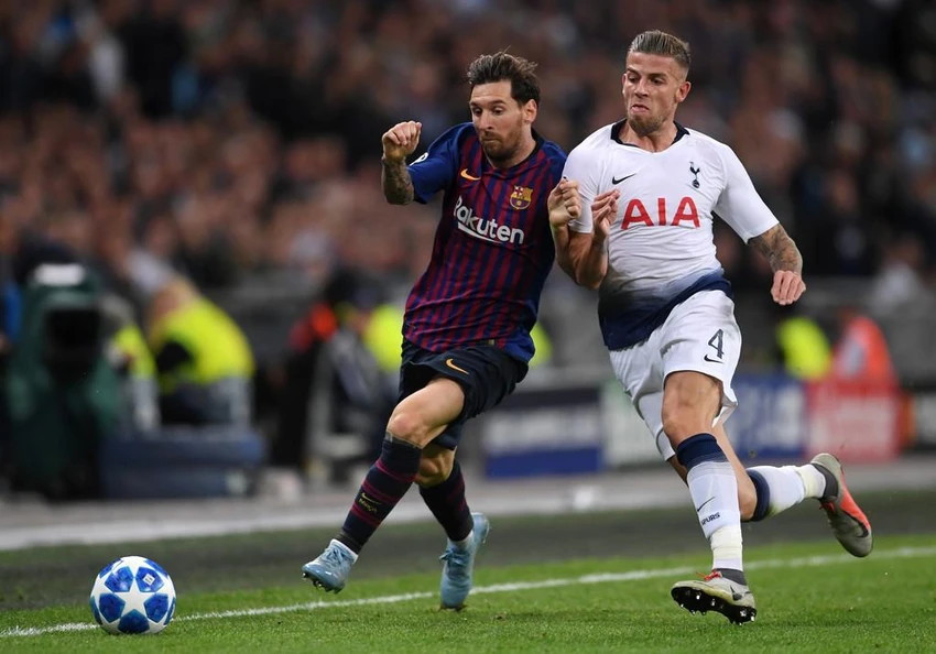 Trung vệ Alderweireld từng đối đầu với hai siêu sao đã khẳng định Messi hay hơn nhiều so với Ronaldo. Ảnh: CGI.